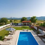 Anja Is A 4 Bedroom With A 32 Sqm Heated Pool Near * Imotski