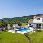 Villa Anja Is A 4 Bedroom With A 32 Sqm Heated Pool Near Imotski