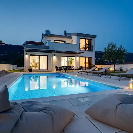 Vila Anja Is A 4 Bedroom With A 32 Sqm Heated Pool Near