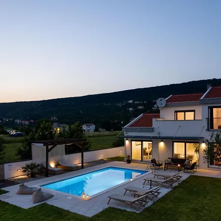 Anja Is A 4 Bedroom With A 32 Sqm Heated Pool Near Imotski