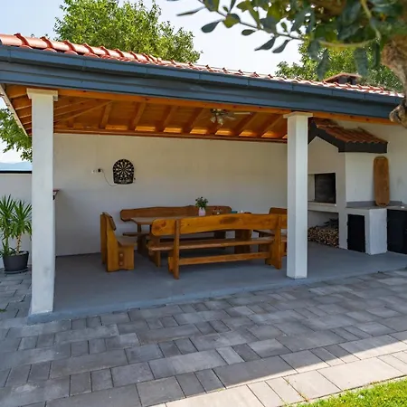 Anja Is A 4 Bedroom With A 32 Sqm Heated Pool Near * Imotski