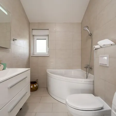 Anja Is A 4 Bedroom With A 32 Sqm Heated Pool Near Imotski