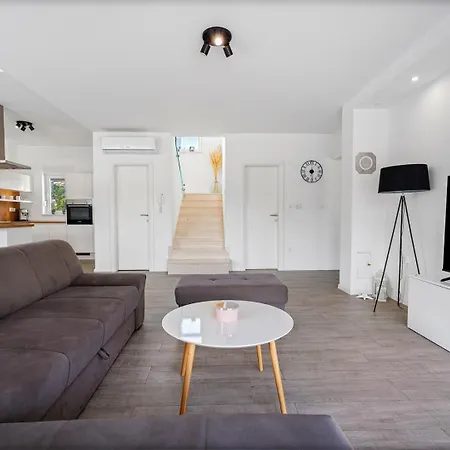 Anja Is A 4 Bedroom With A 32 Sqm Heated Pool Near Vila