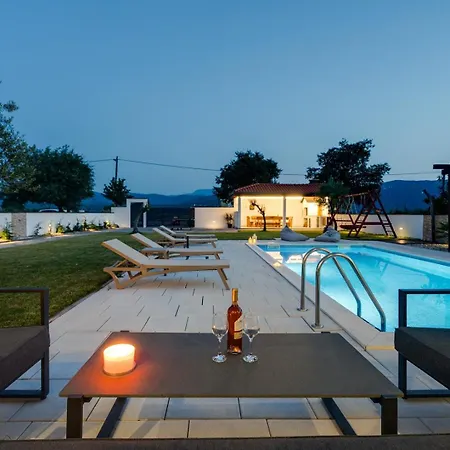 Vila Anja Is A 4 Bedroom With A 32 Sqm Heated Pool Near Imotski