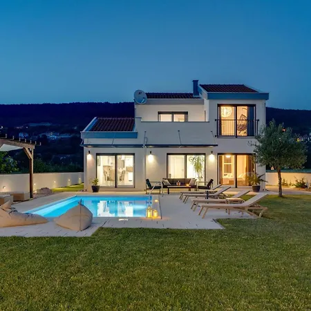 Villa Anja Is A 4 Bedroom With A 32 Sqm Heated Pool Near Imotski