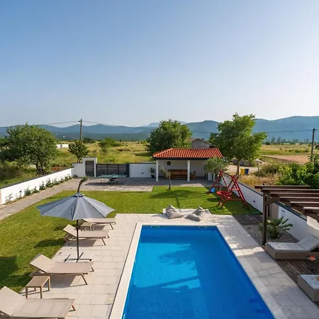 Anja Is A 4 Bedroom With A 32 Sqm Heated Pool Near * Imotski