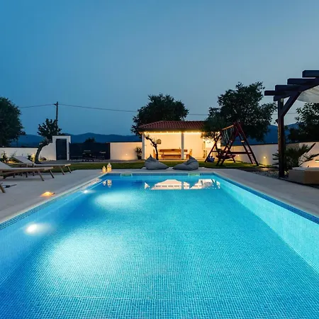Anja Is A 4 Bedroom With A 32 Sqm Heated Pool Near