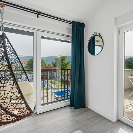Anja Is A 4 Bedroom With A 32 Sqm Heated Pool Near Vila Imotski