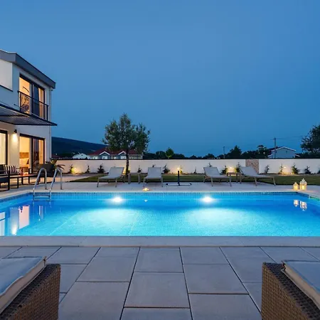 Anja Is A 4 Bedroom With A 32 Sqm Heated Pool Near