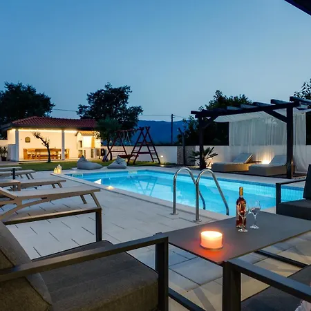 Anja Is A 4 Bedroom With A 32 Sqm Heated Pool Near Vila *