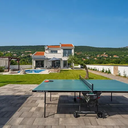 Anja Is A 4 Bedroom With A 32 Sqm Heated Pool Near Imotski
