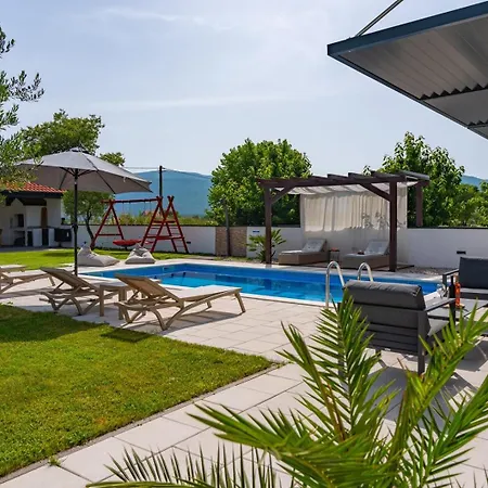 Anja Is A 4 Bedroom With A 32 Sqm Heated Pool Near Vila Imotski
