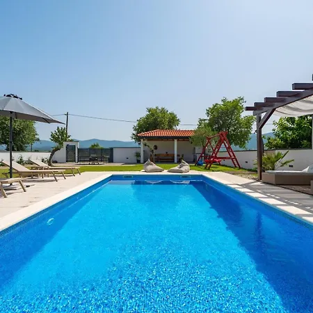 Anja Is A 4 Bedroom With A 32 Sqm Heated Pool Near Vila