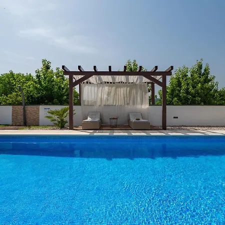 Anja Is A 4 Bedroom With A 32 Sqm Heated Pool Near