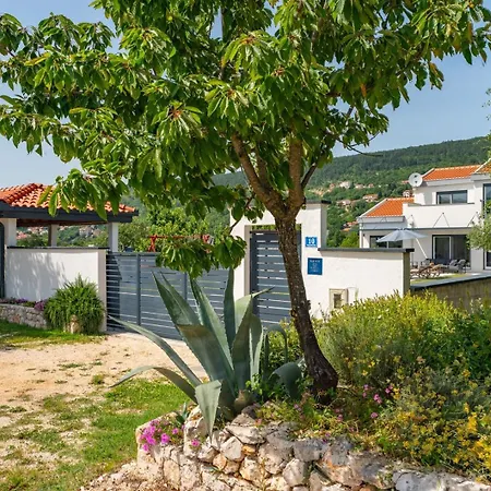 Anja Is A 4 Bedroom With A 32 Sqm Heated Pool Near * Imotski